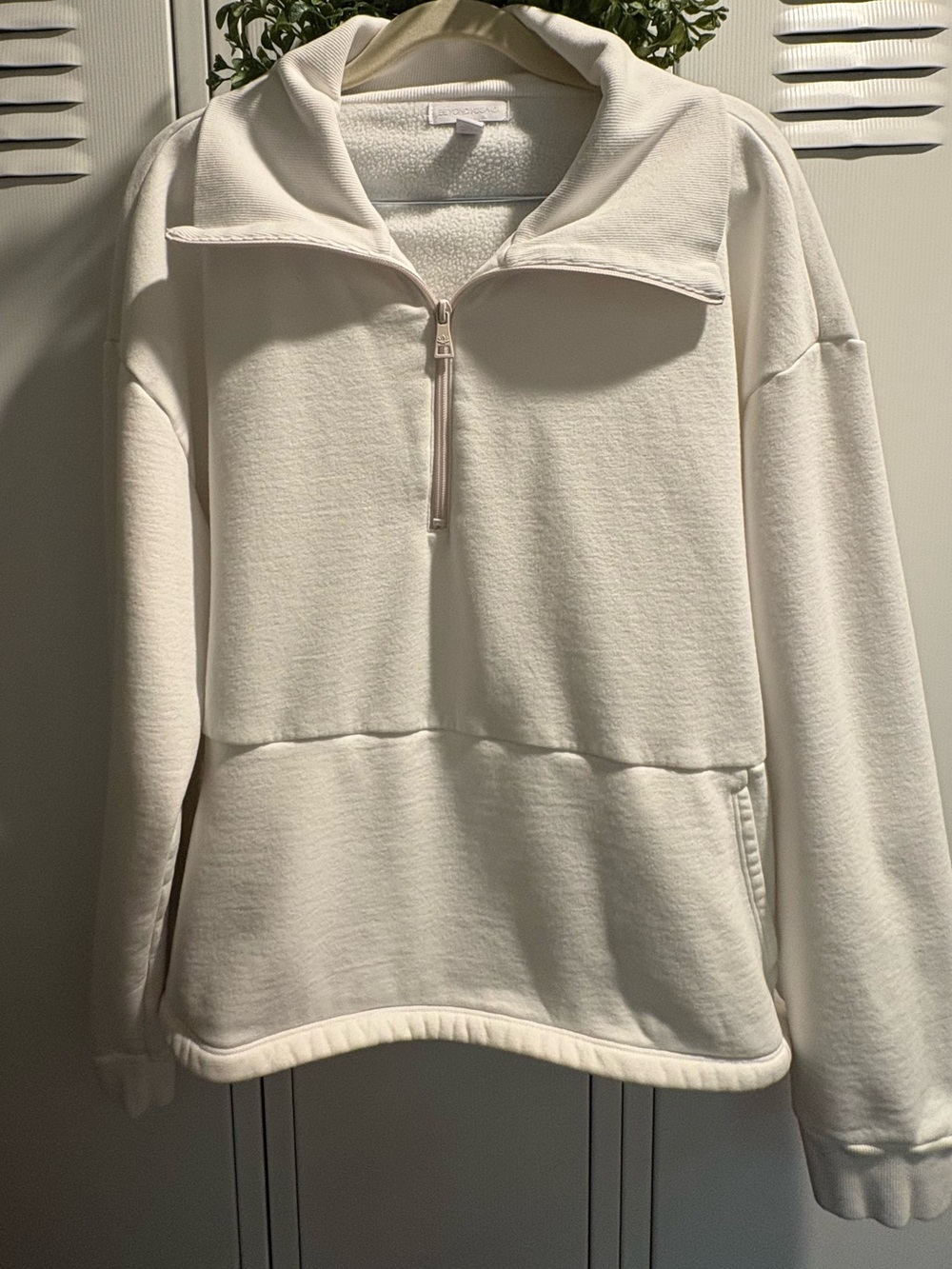 Sz Lg Beyond Yoga Trek Half Zip Pullover in the color Fresh Snow